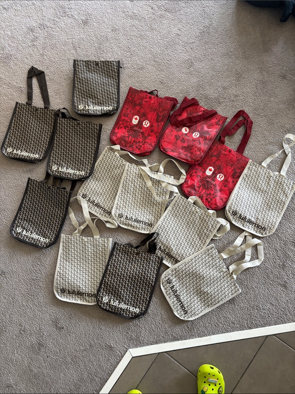 NWT！lululemon athletica Red Floral and Beige Tote Bags
